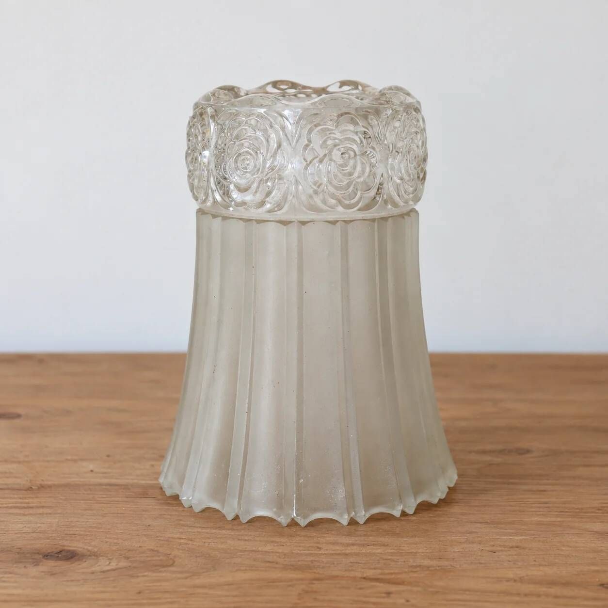 Old frosted glass lamp globe with fluted design – Raised rose decoration – H 14 cm