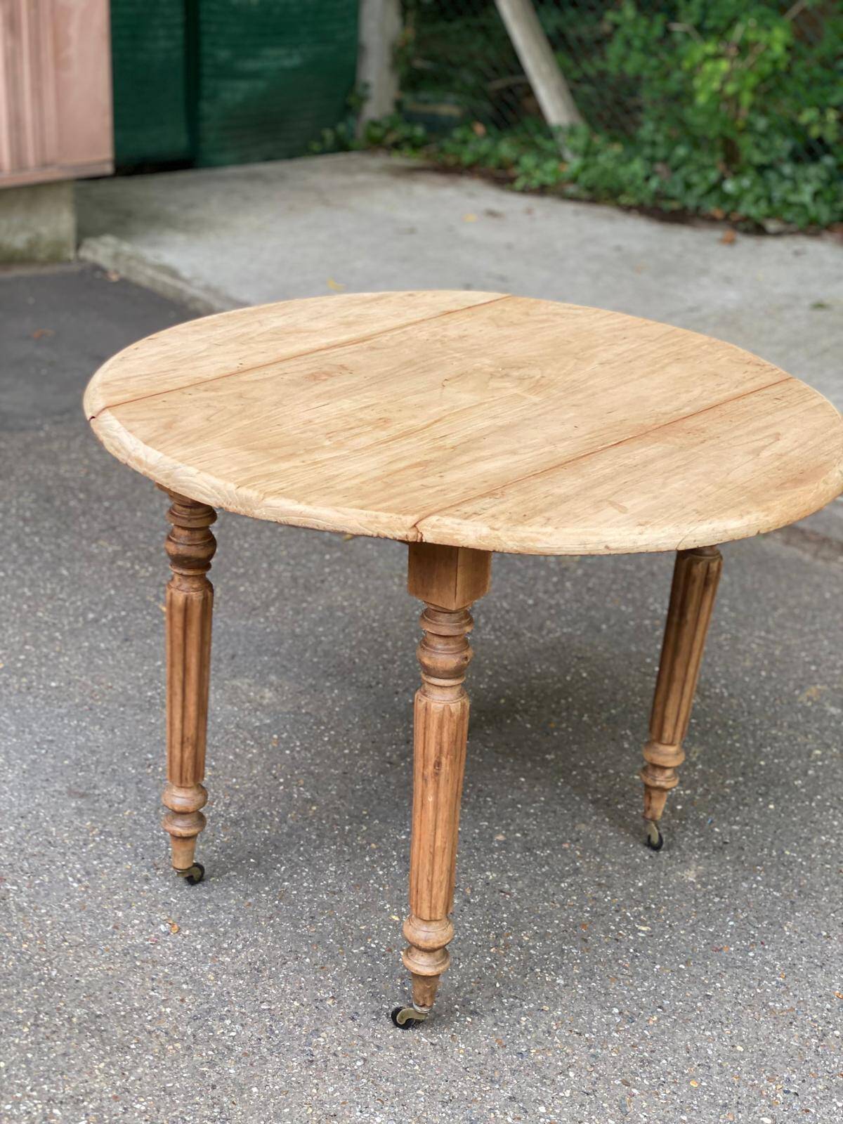 Renovated 18th century solid wood extendable round dining table with shutters