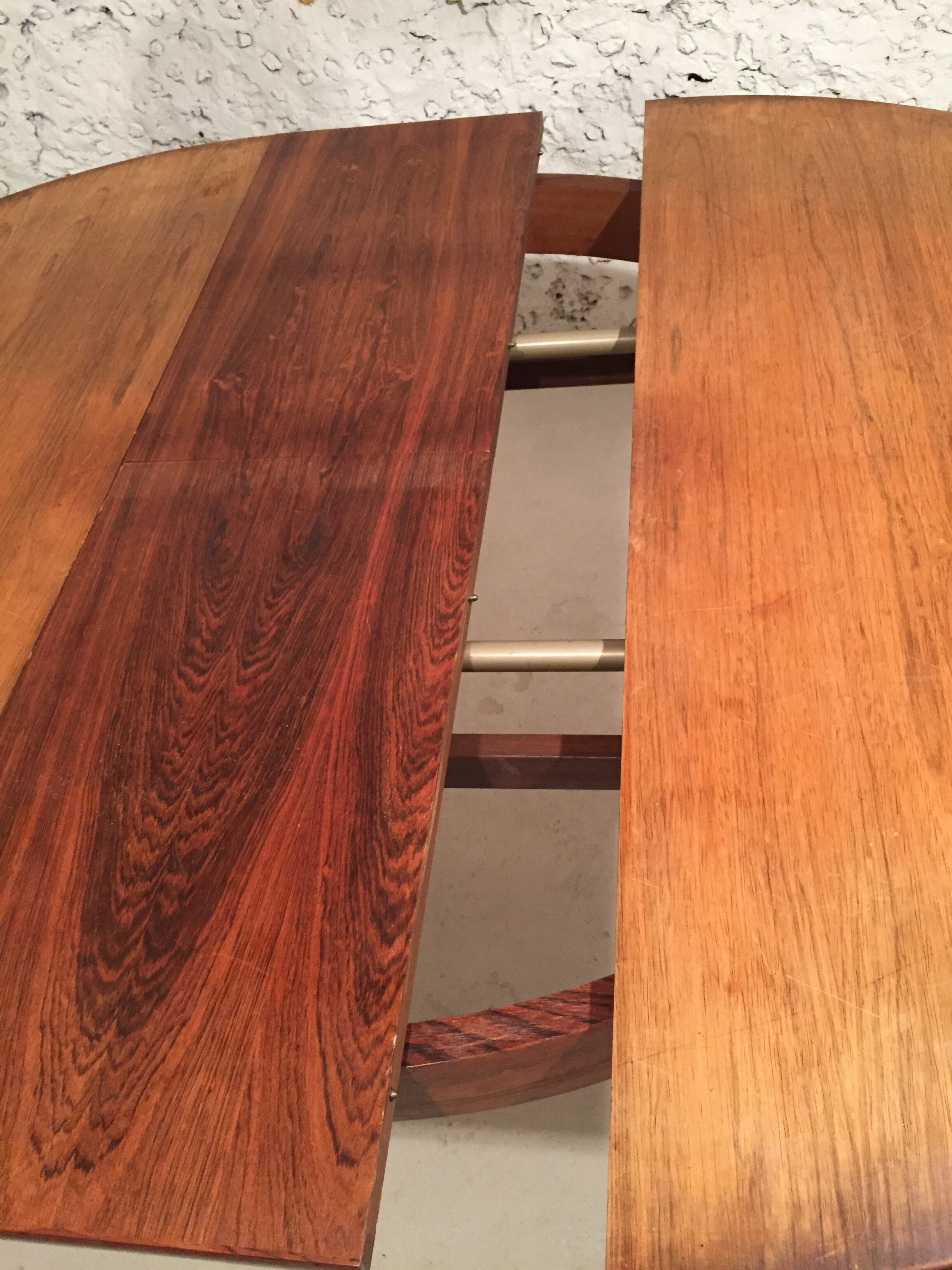 Scandinavian round table in rosewood veneer