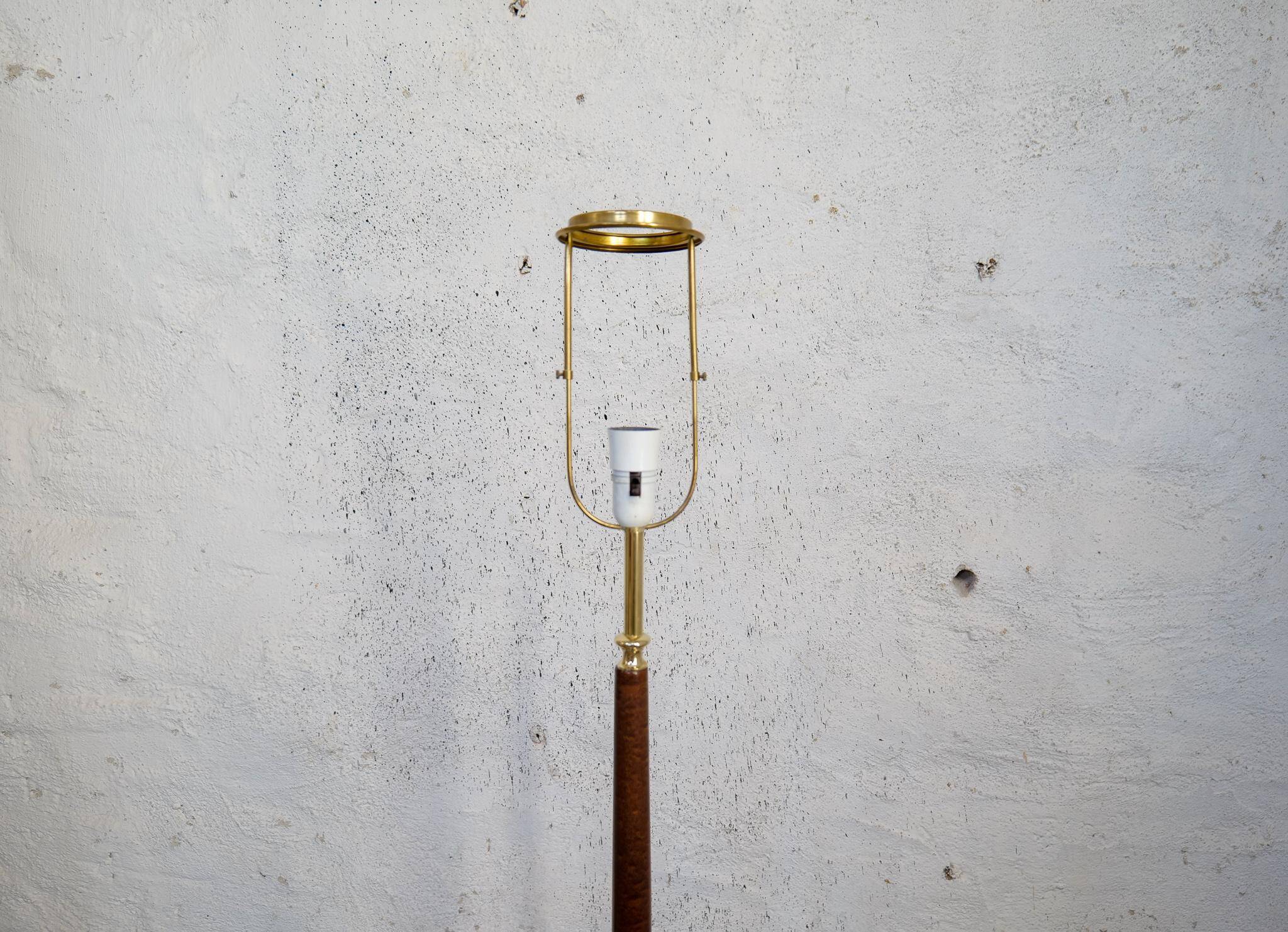 Mid-century floor lamp in brass and polished wood by Böhlmarks, Sweden, 1940s.