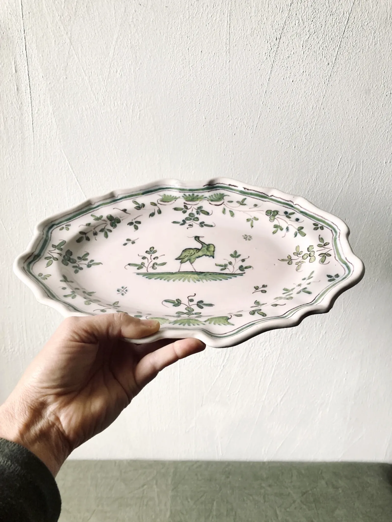 Plat ovale chantourné en faïence de Martres-Tolosane, XIXe siècle