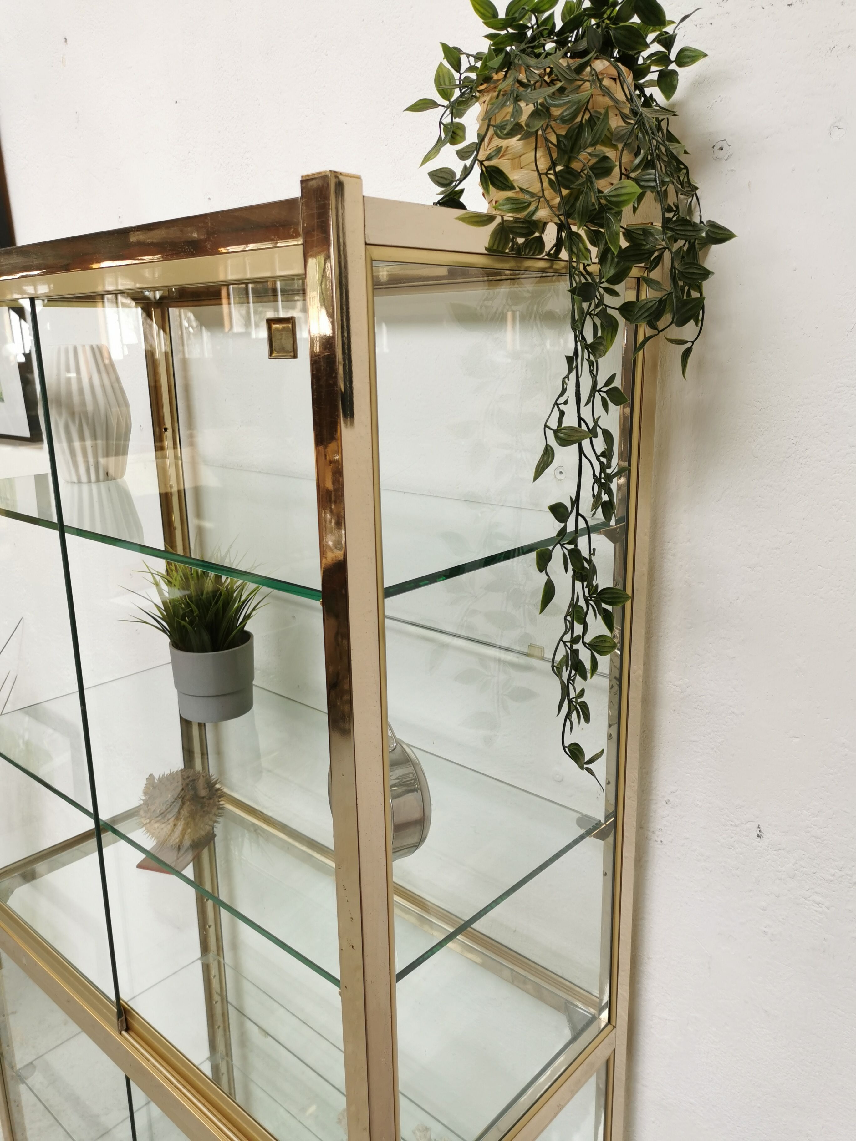 Vitrine laiton étagère verre design 1970