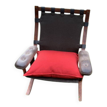 Fauteuil cantilever en tissu et cuir marron et violet, style scandinave des années 1970.