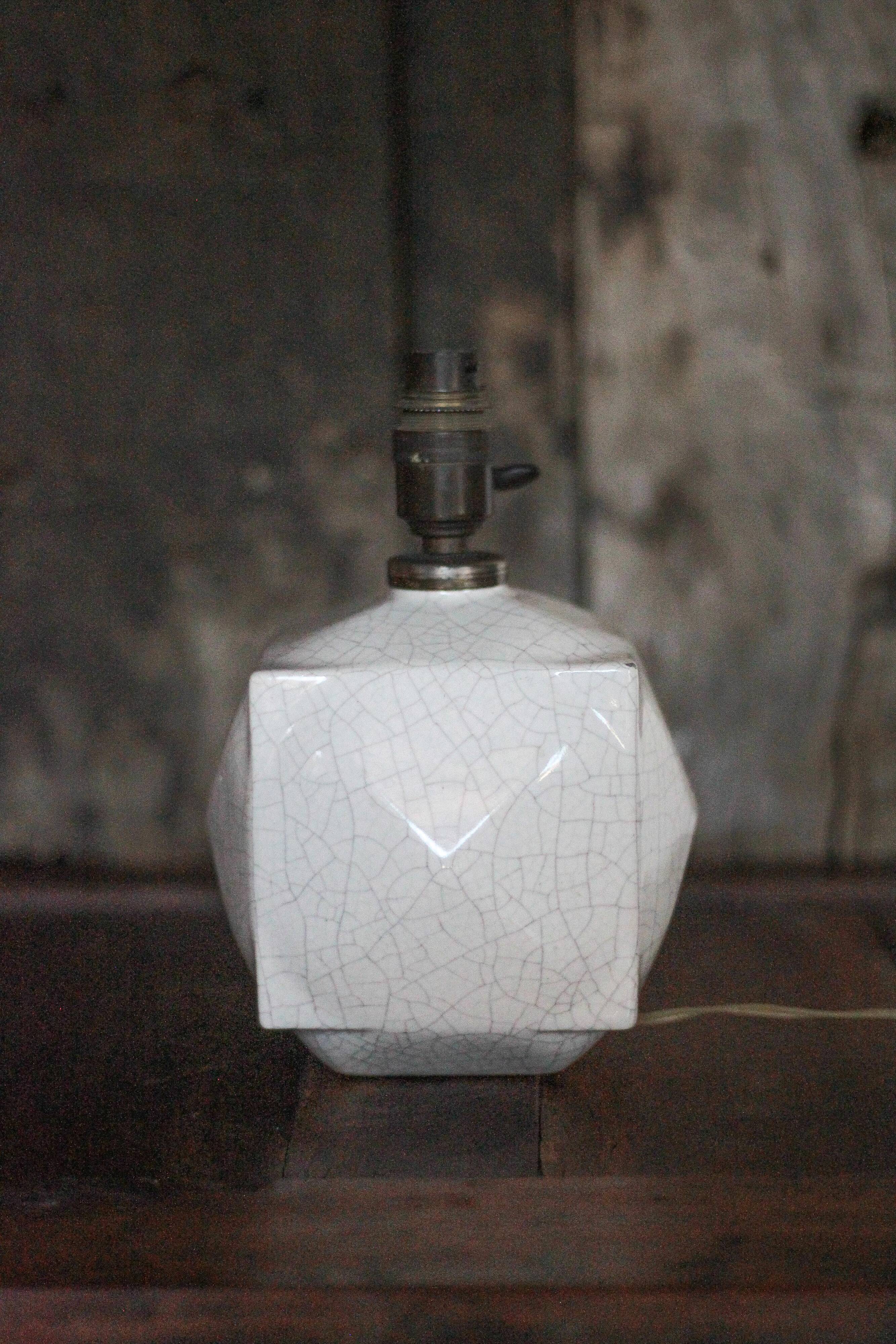 Cracked ceramic Art Deco lamp, table lamp, cube-shaped lamp.