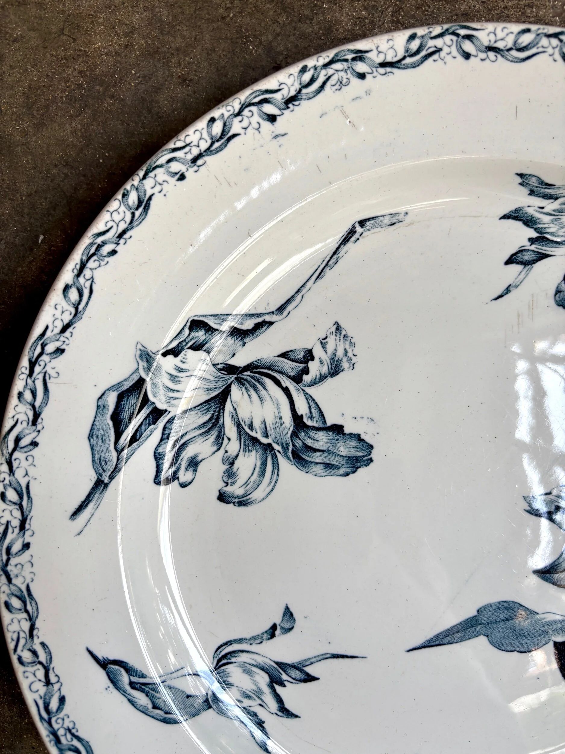 Large round Lunéville plate in blue ironstone, "Tulip" service.