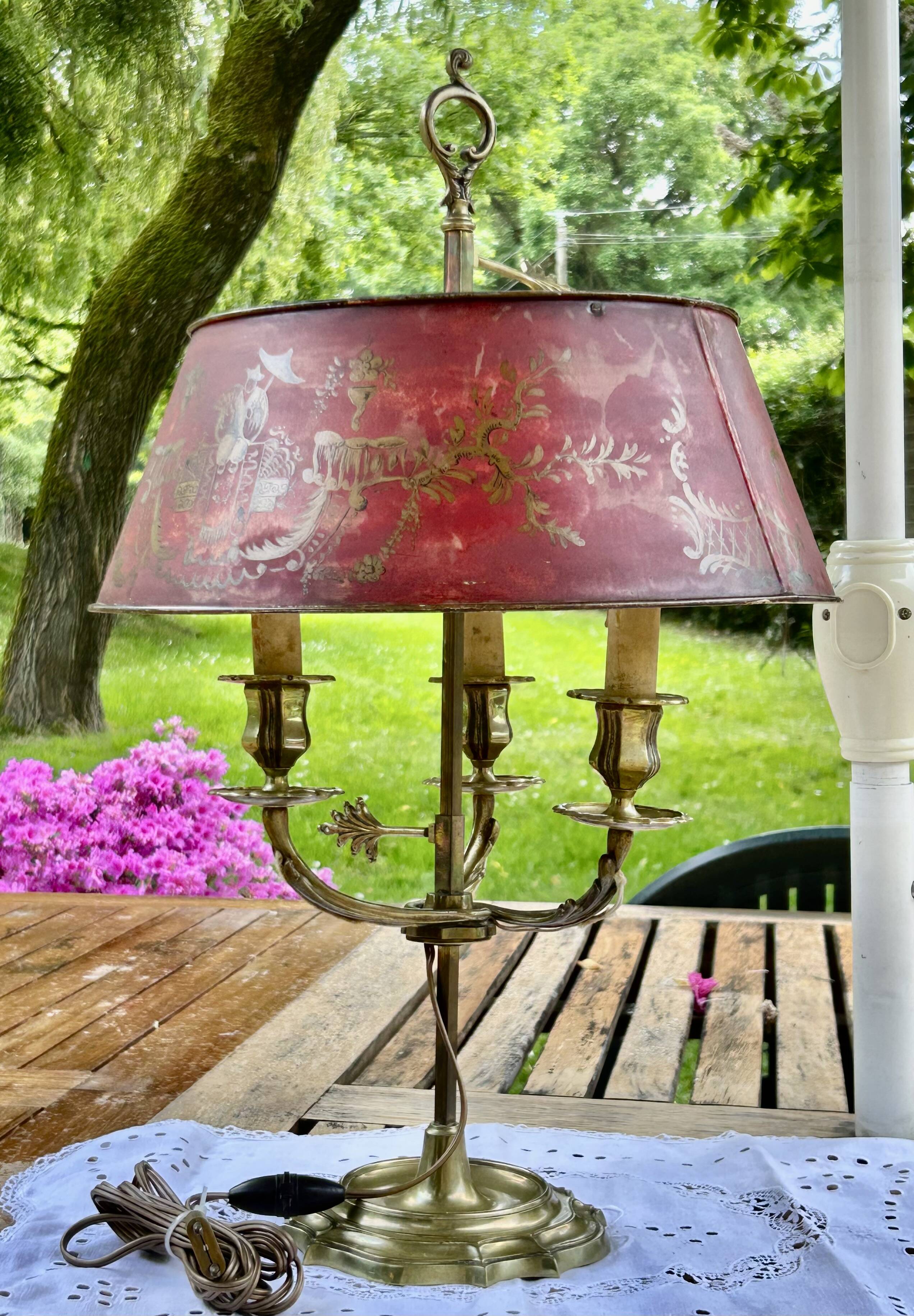Bronze-gilt bouillotte lamp XIXth century with a tin shade featuring Japonese decoration.