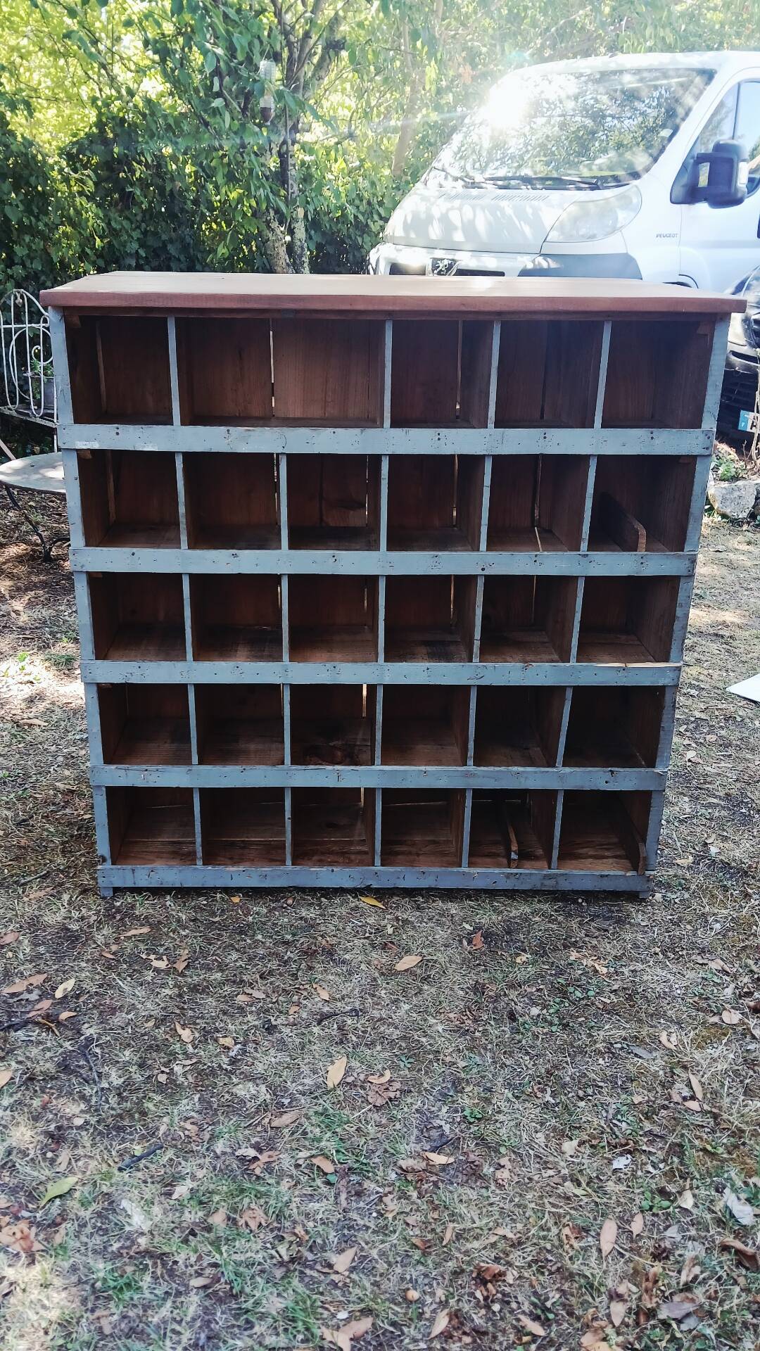 Workshop furniture with double-sided lockers