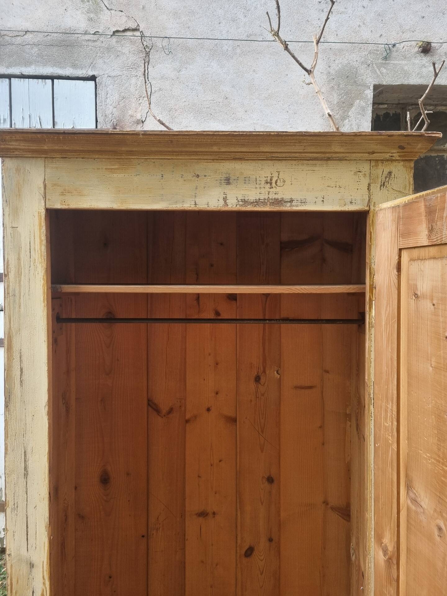 Wooden bonnetière