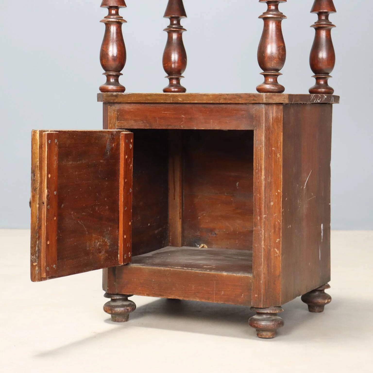 Antique Louis-Philippe bedside table in walnut, Italy, 19th century.