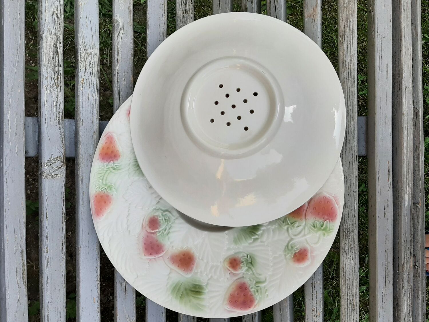 Strawberry plate and slip drainer Salins