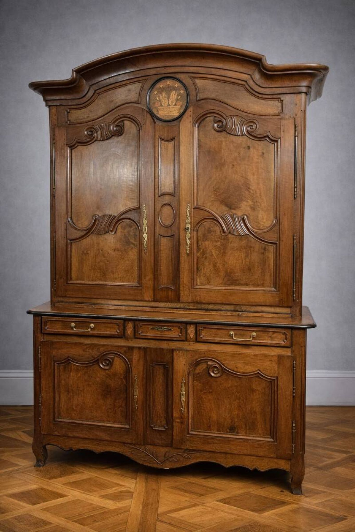 Louis XV two-body buffet Charolais in walnut, from the 18th century.