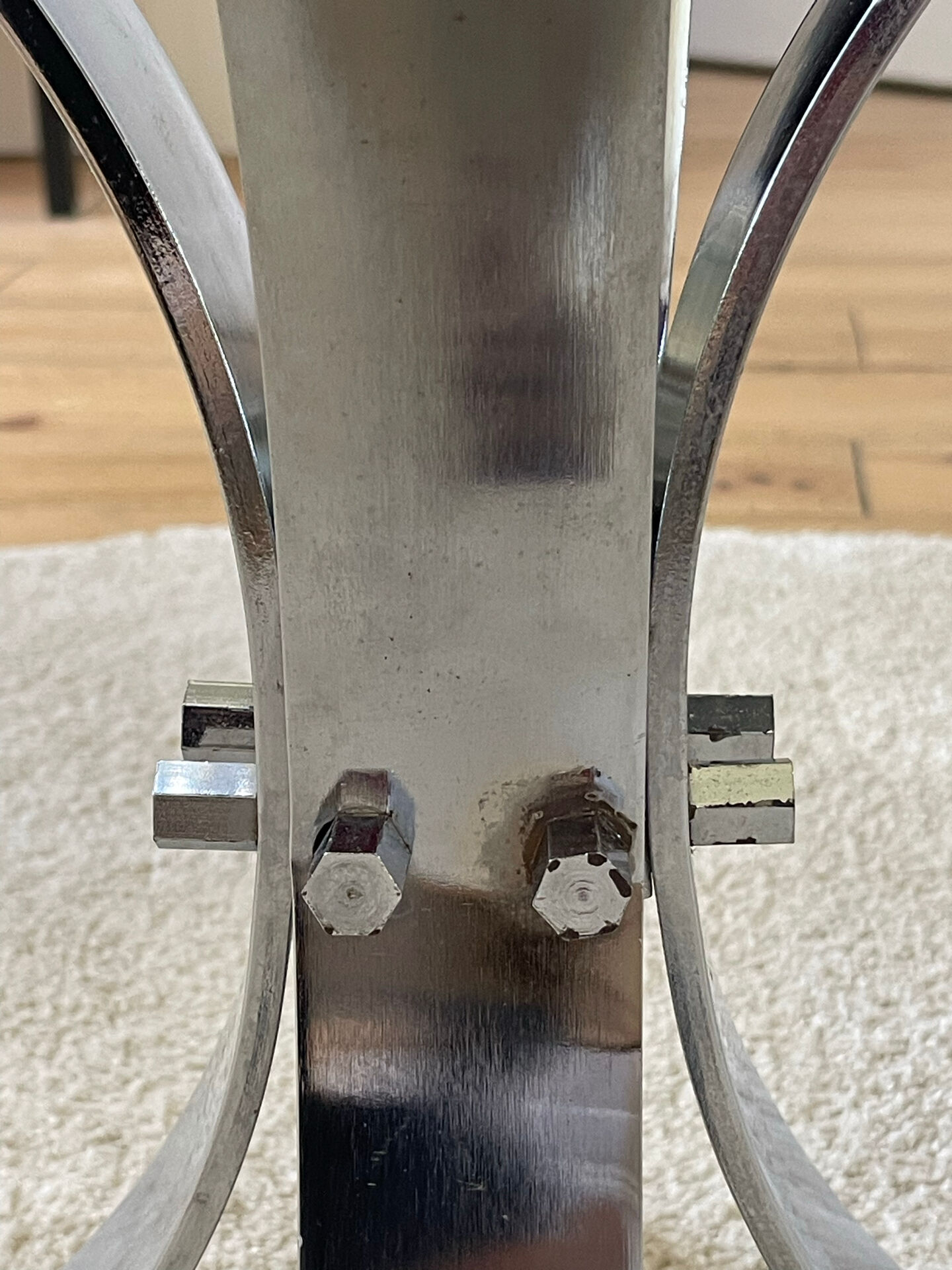 Table basse vintage en verre et chrome
