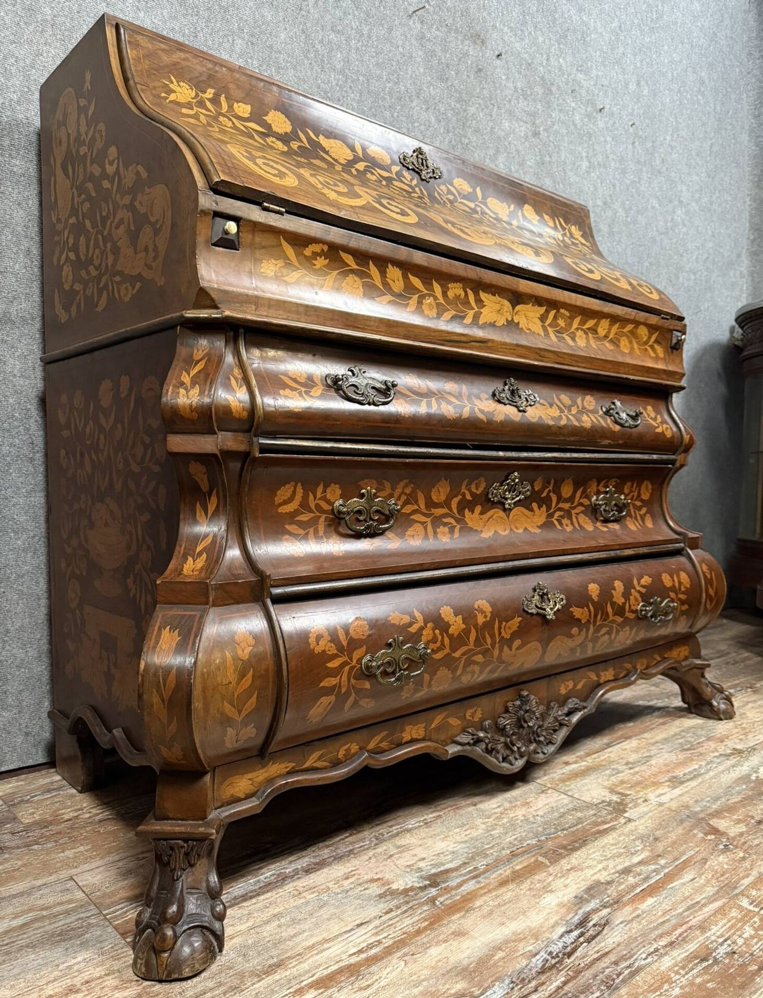 Holland 18th century: Scribanne chest of drawers with curved shape in molded wood