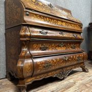Holland 18th century: Scribanne chest of drawers with curved shape in molded wood
