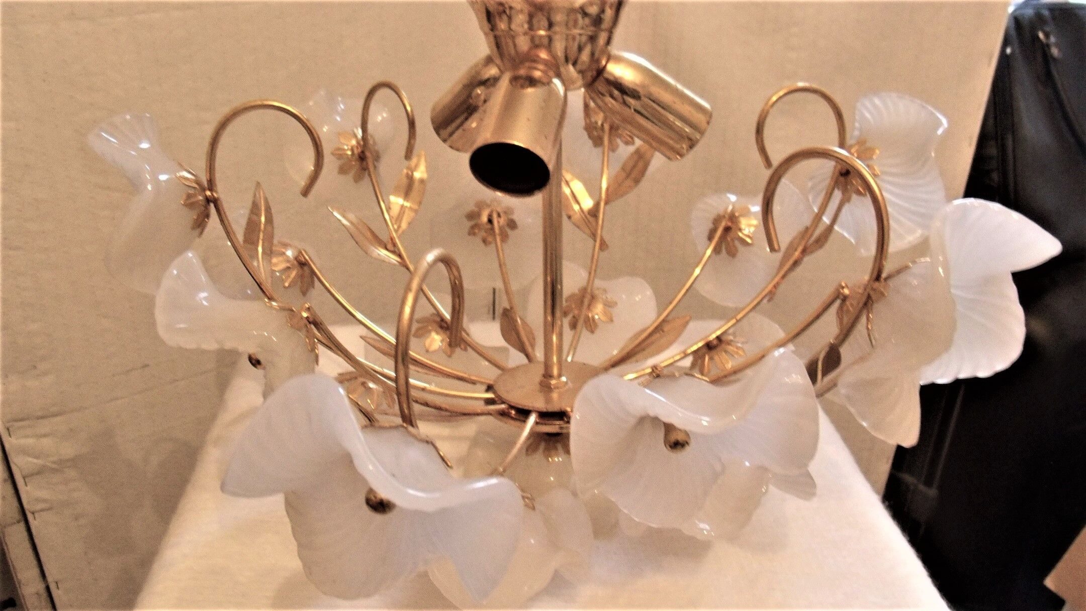 Ceiling light with opaline flowers and gilded metal