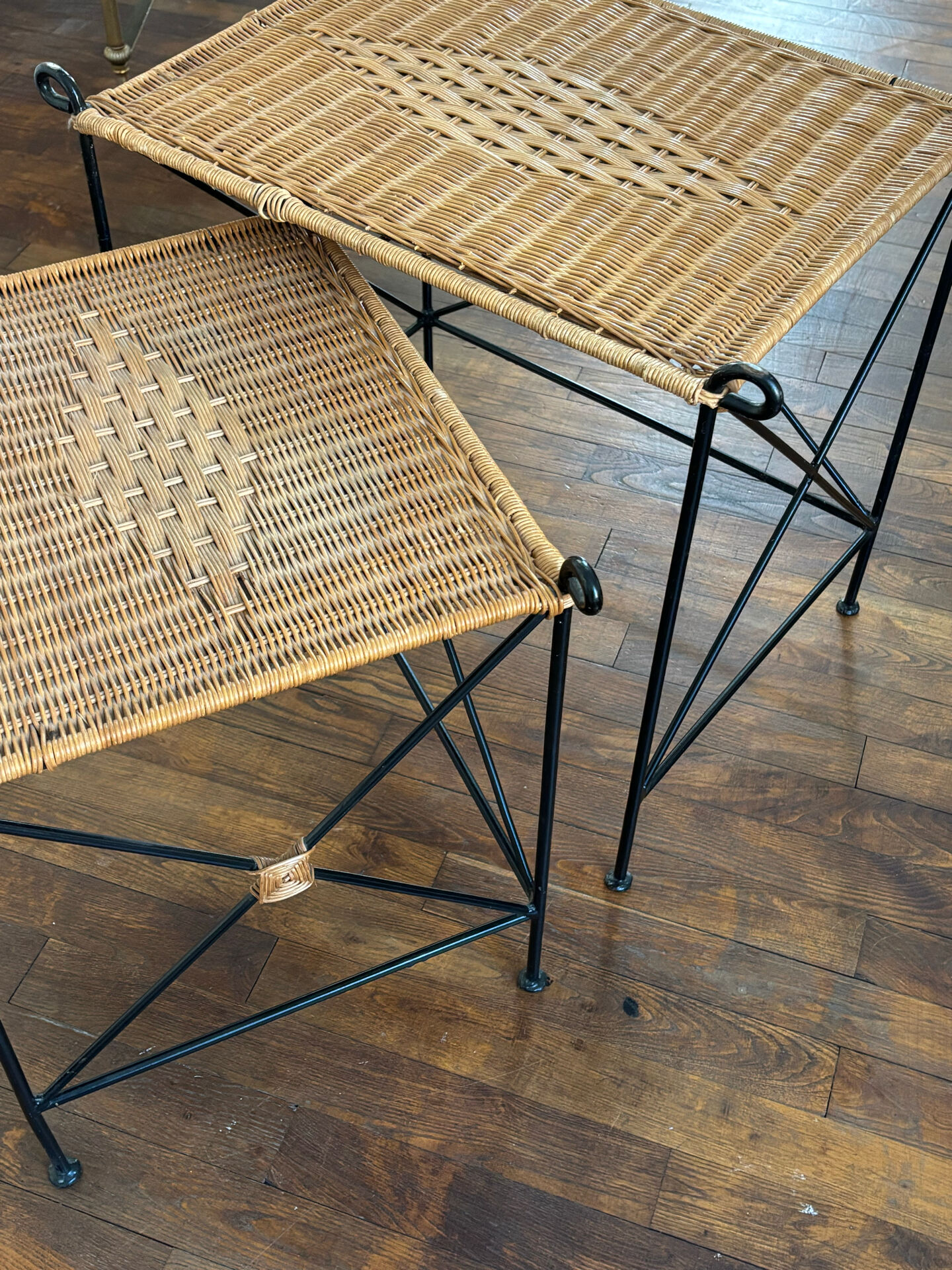 Tables d’appoint en fer forgé et rotin tressé