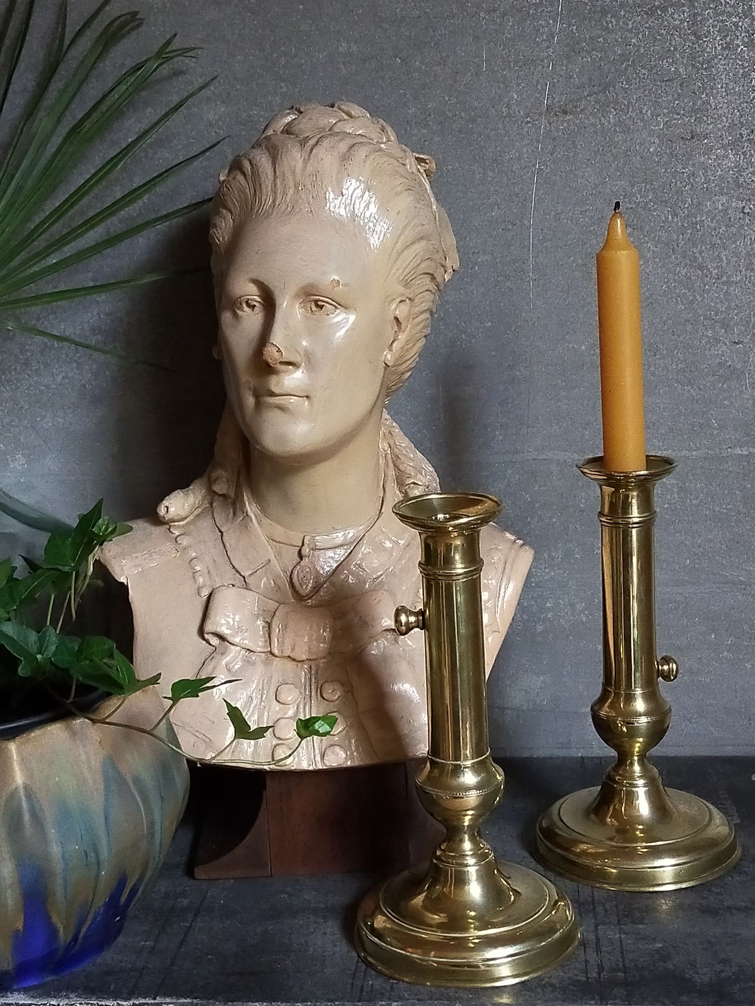 Bust of a woman "the elegant"XIXth in painted plaster signed on its solid wood base