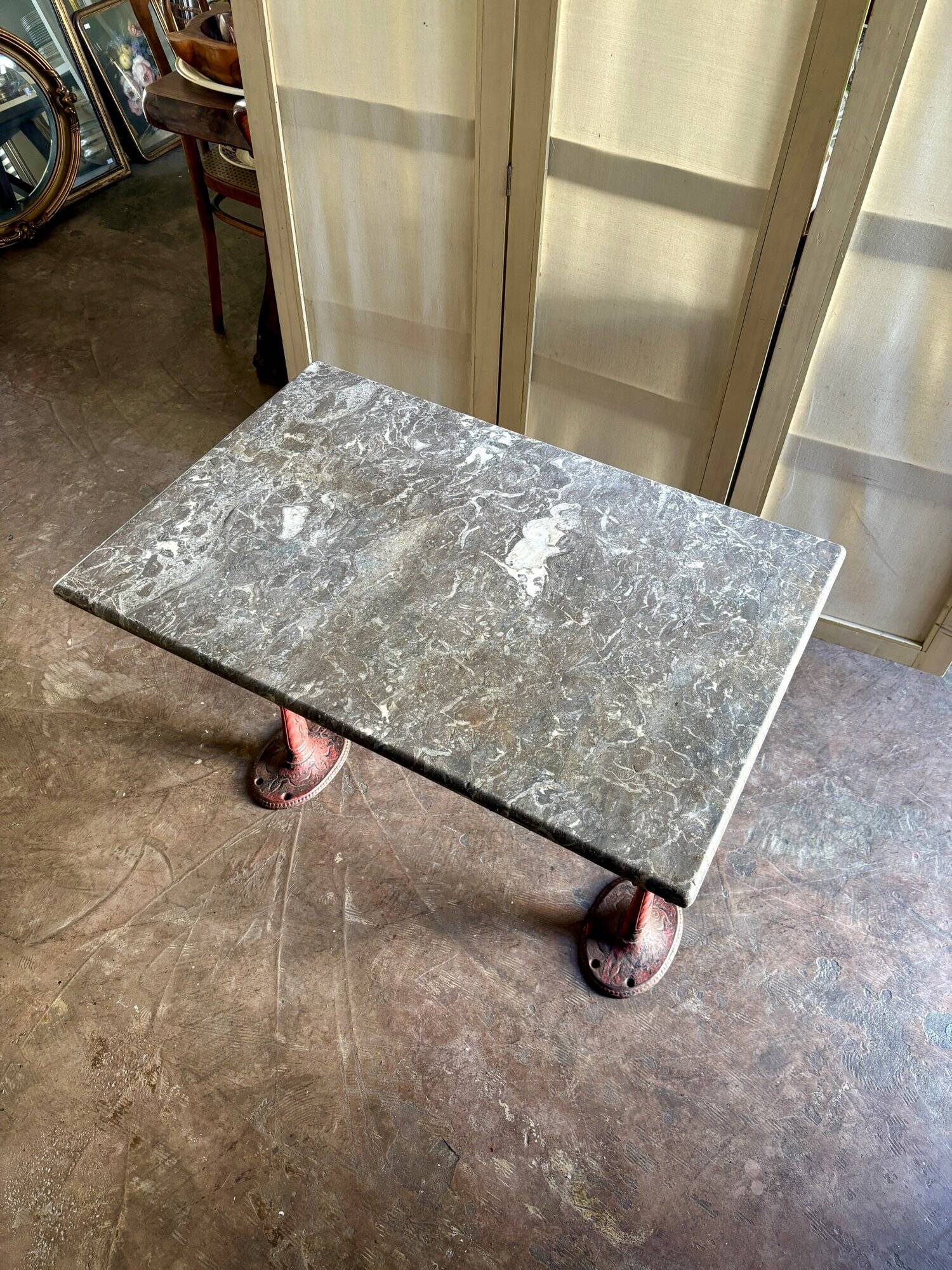 Grey marble and burgundy cast iron bistro table ☐ 85 x 57 cm