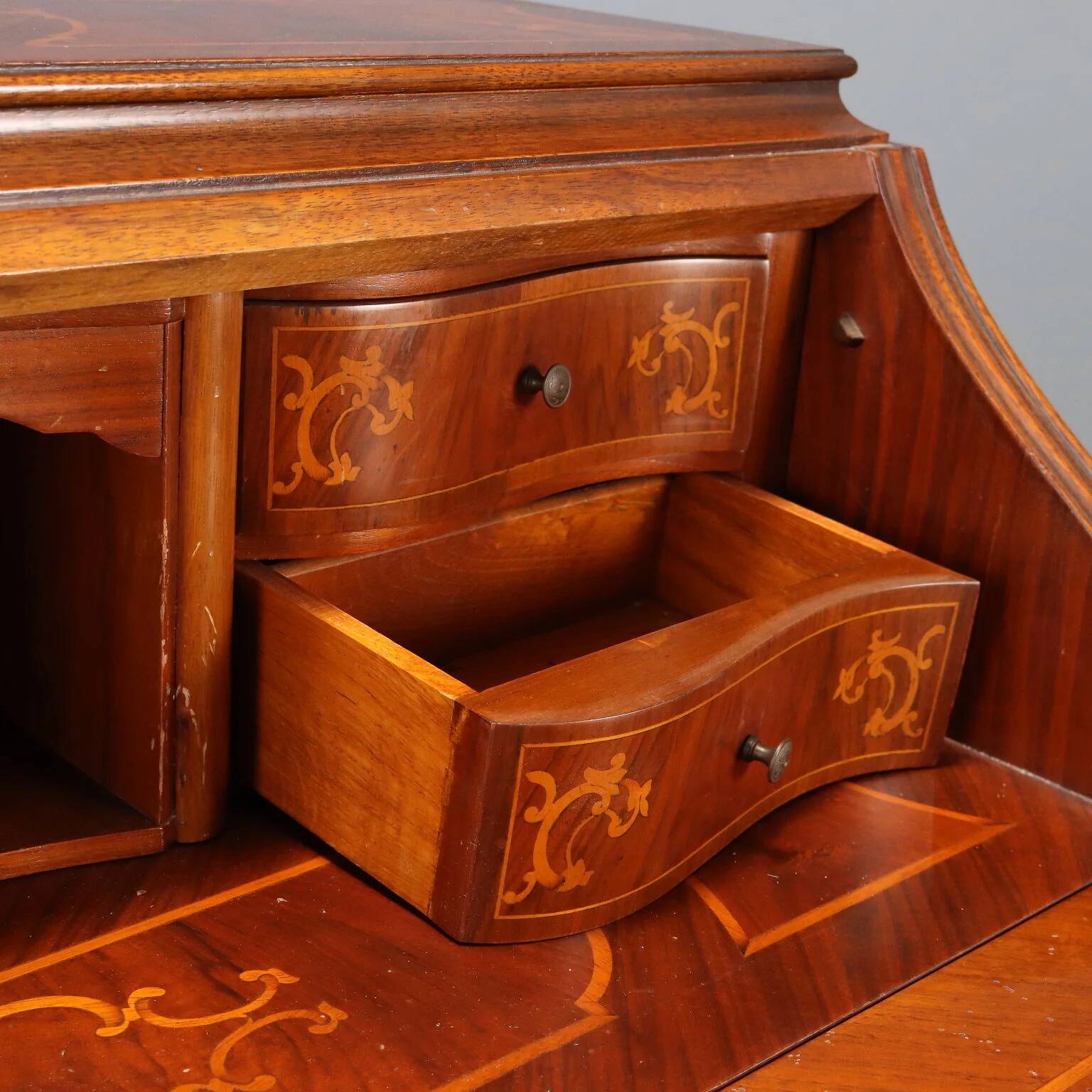 Antique drop-leaf table in walnut with maple inlays, Italy, 20th century.