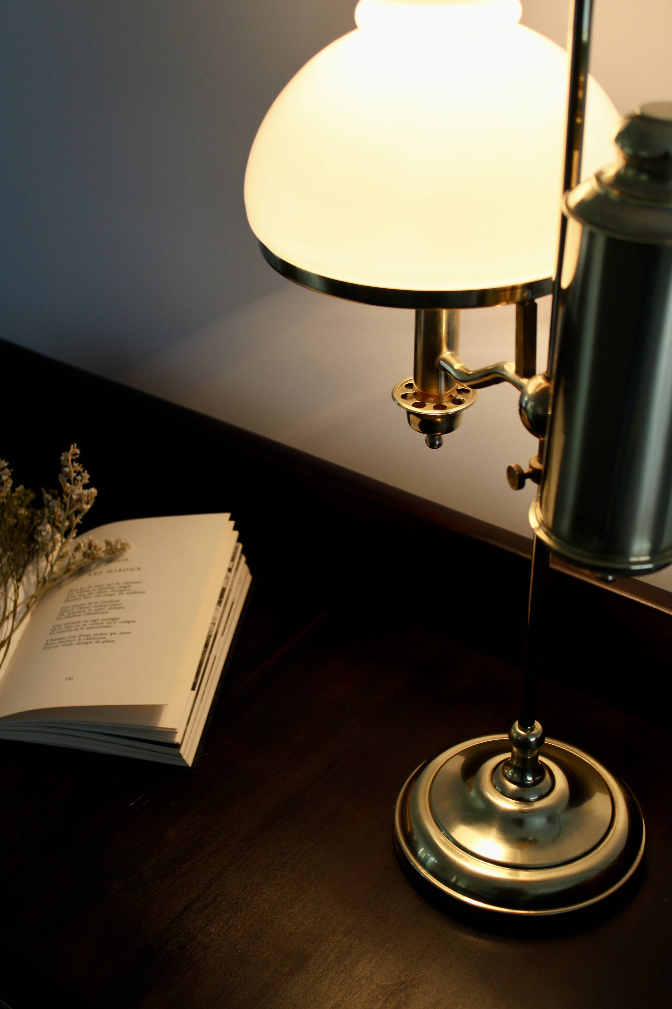 English Quinquet lamp in brass and opaline.