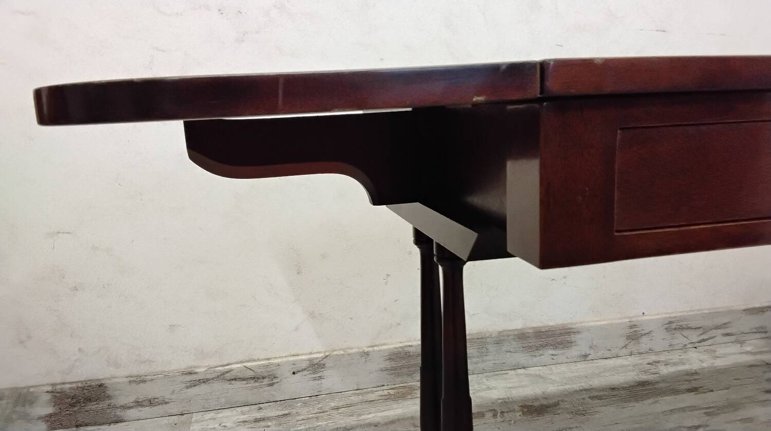 English-style coffee table with flaps