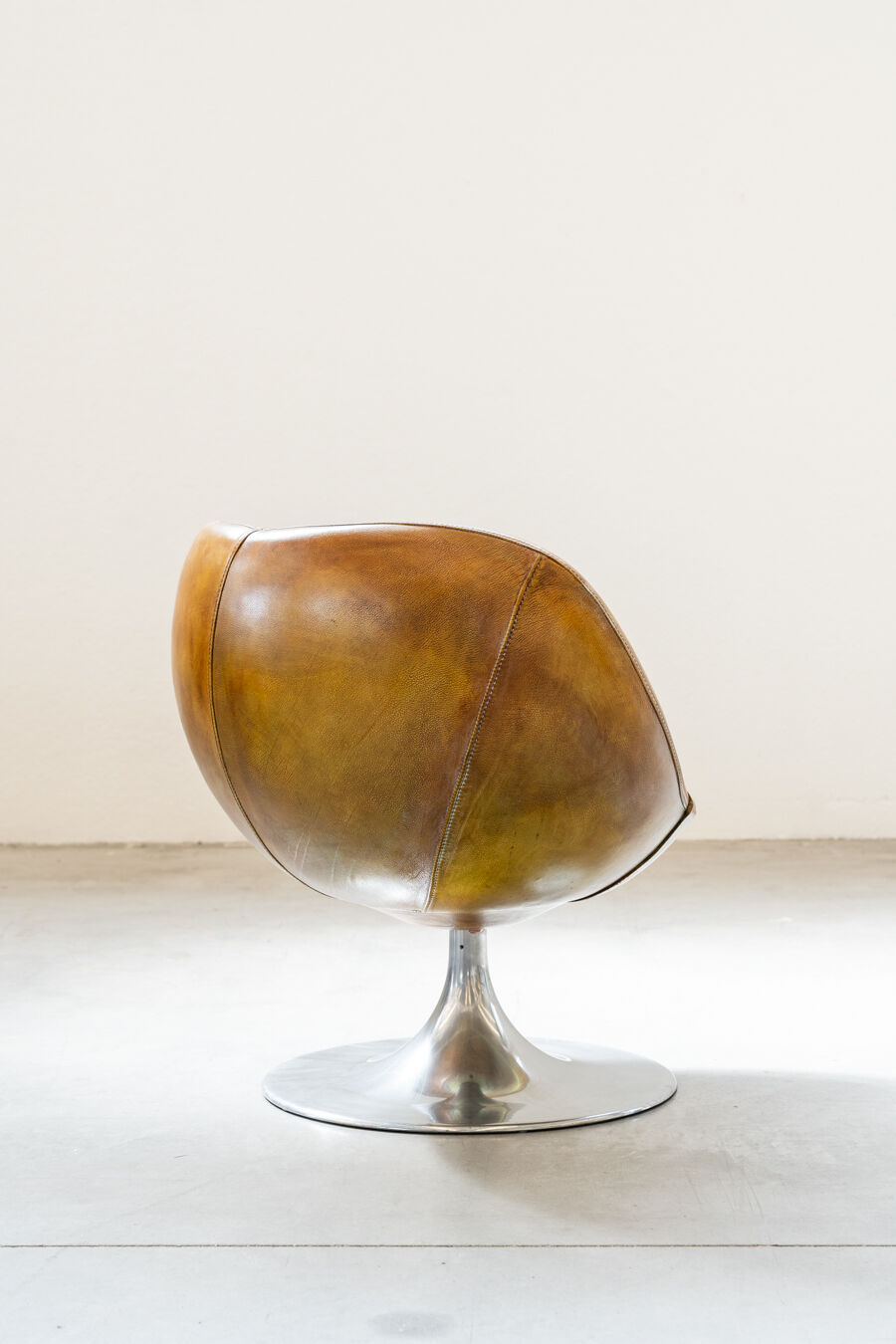 Leather swivel armchairs, early twenty-first century, set of 2