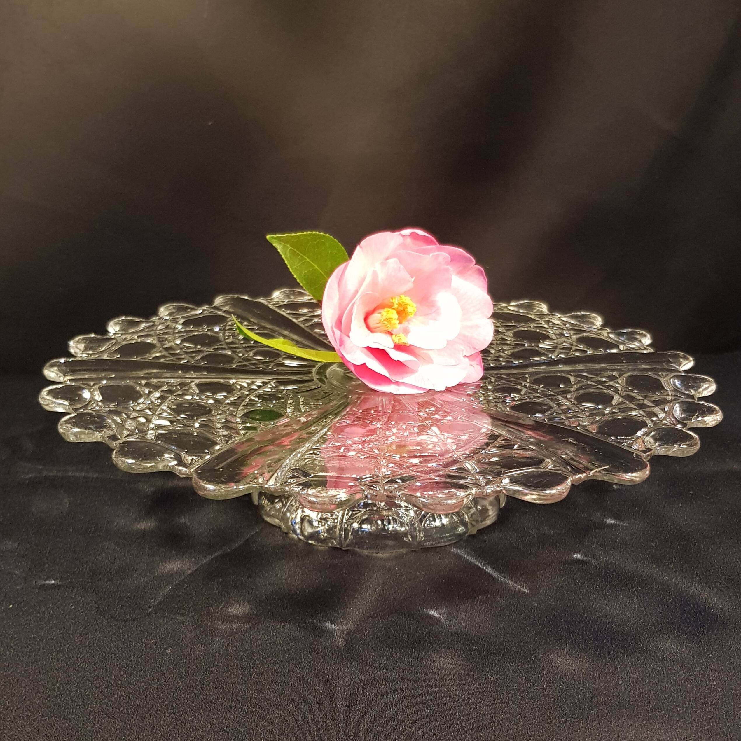Presentation dish on glass foot