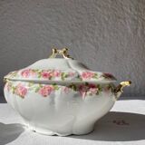 Set of dishes, soup tureen and sauceboat