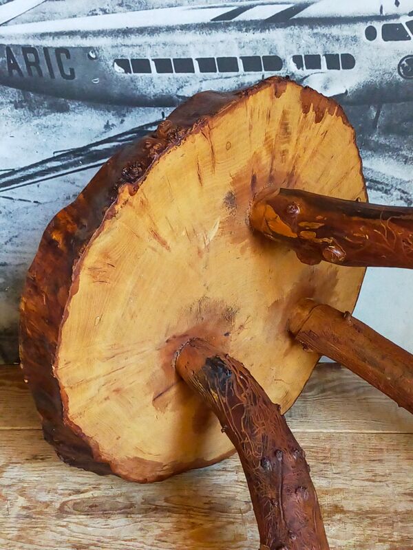 Table bout de canapé brutaliste en bois massif