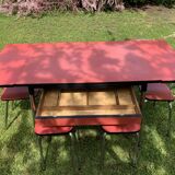 Table en formica avec 2 chaises et 2 tabourets