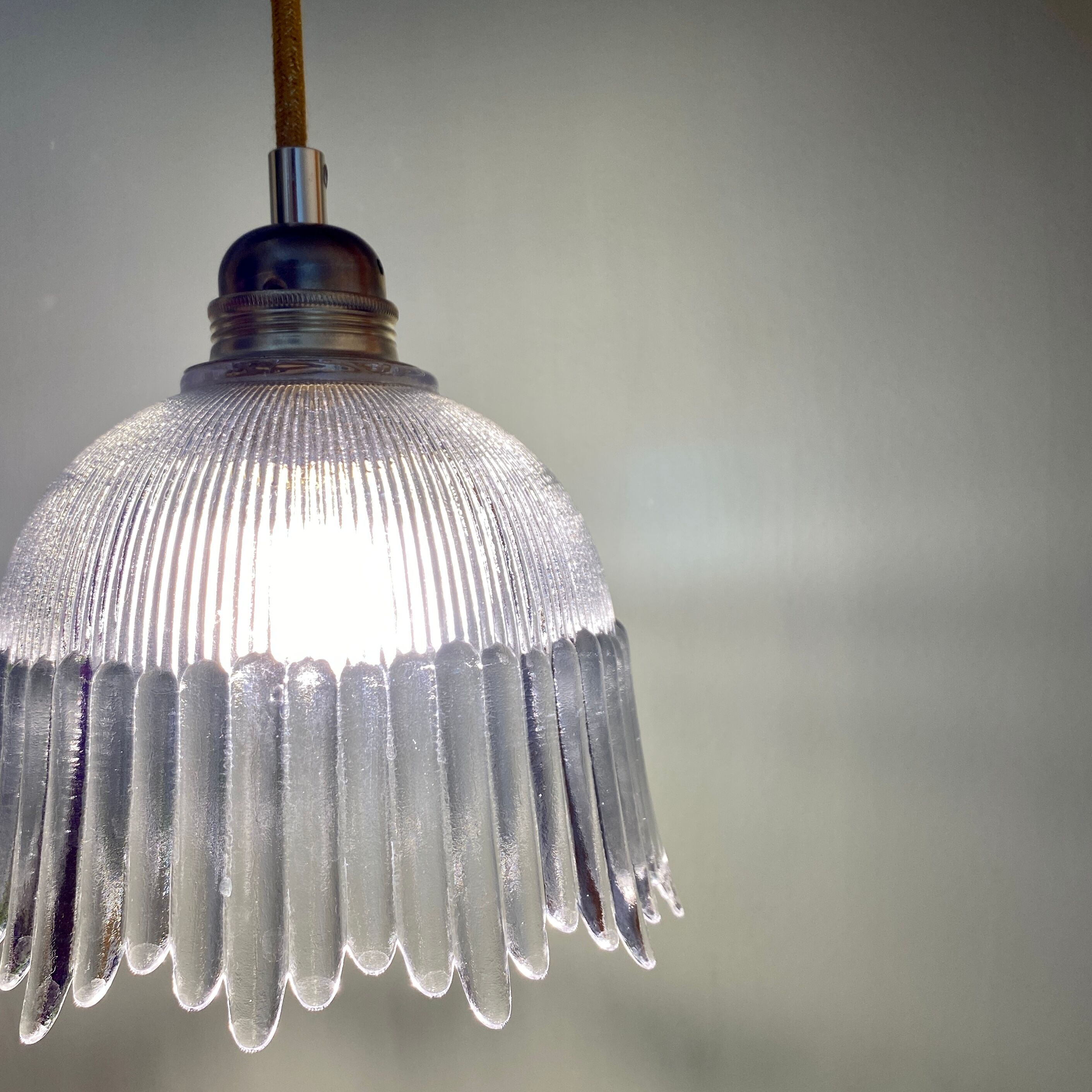 Suspension tulipe vintage en verre strié