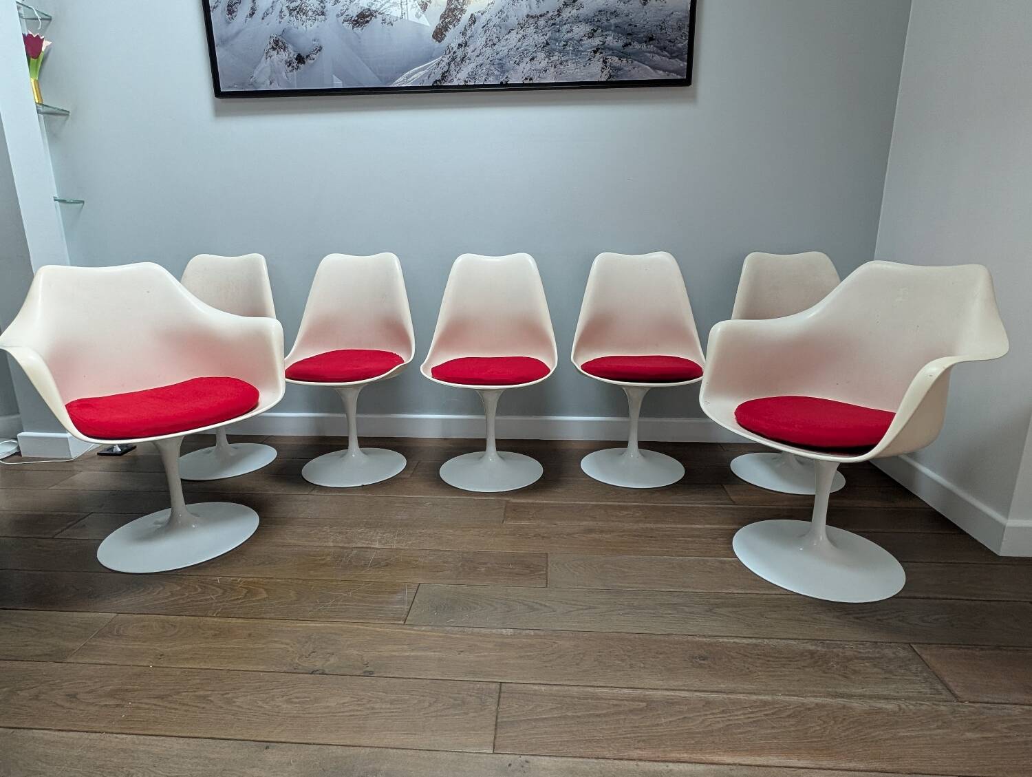 Set of 8 chairs and 10 Saarinen Tulip armchairs from 1968.