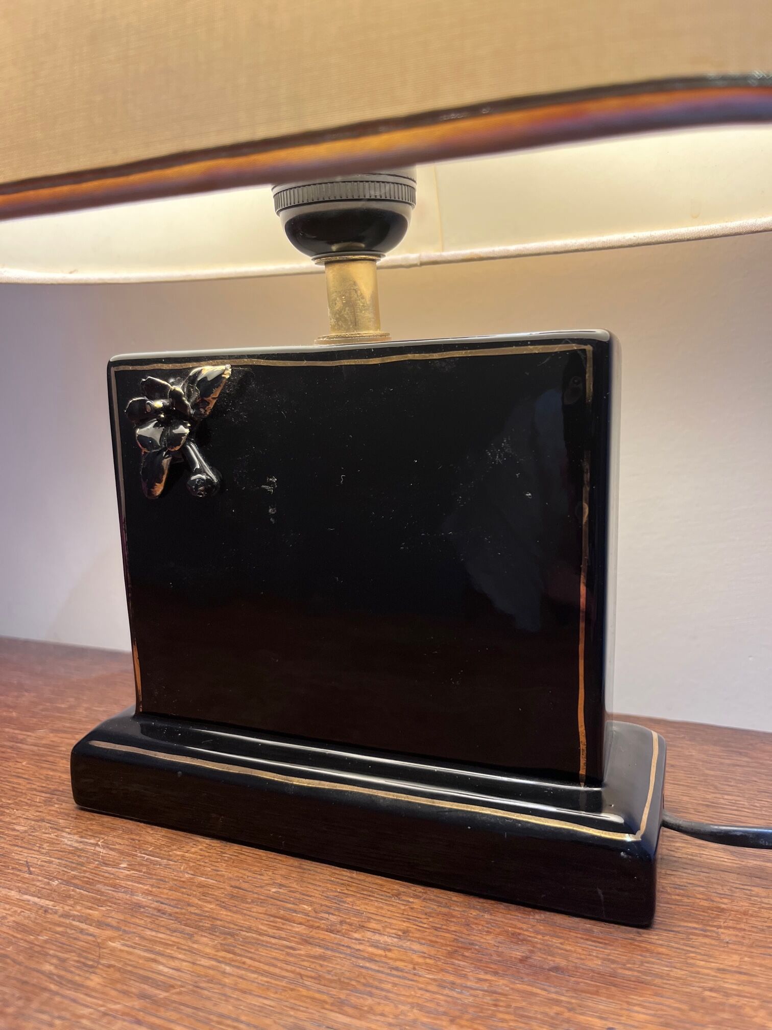 Ceramic lamp with rose decoration