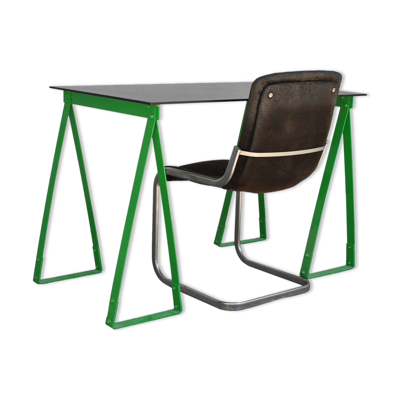 Bureau à trépieds des années 1980 laqué vert avec fauteuil de velours noir