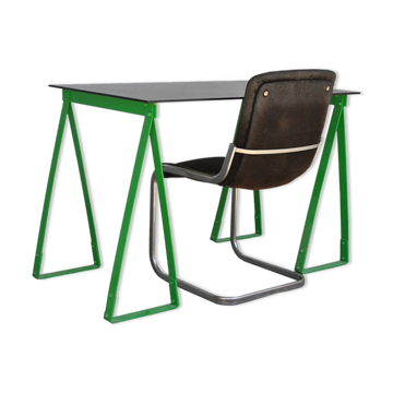Bureau à trépieds des années 1980 laqué vert avec fauteuil de velours noir