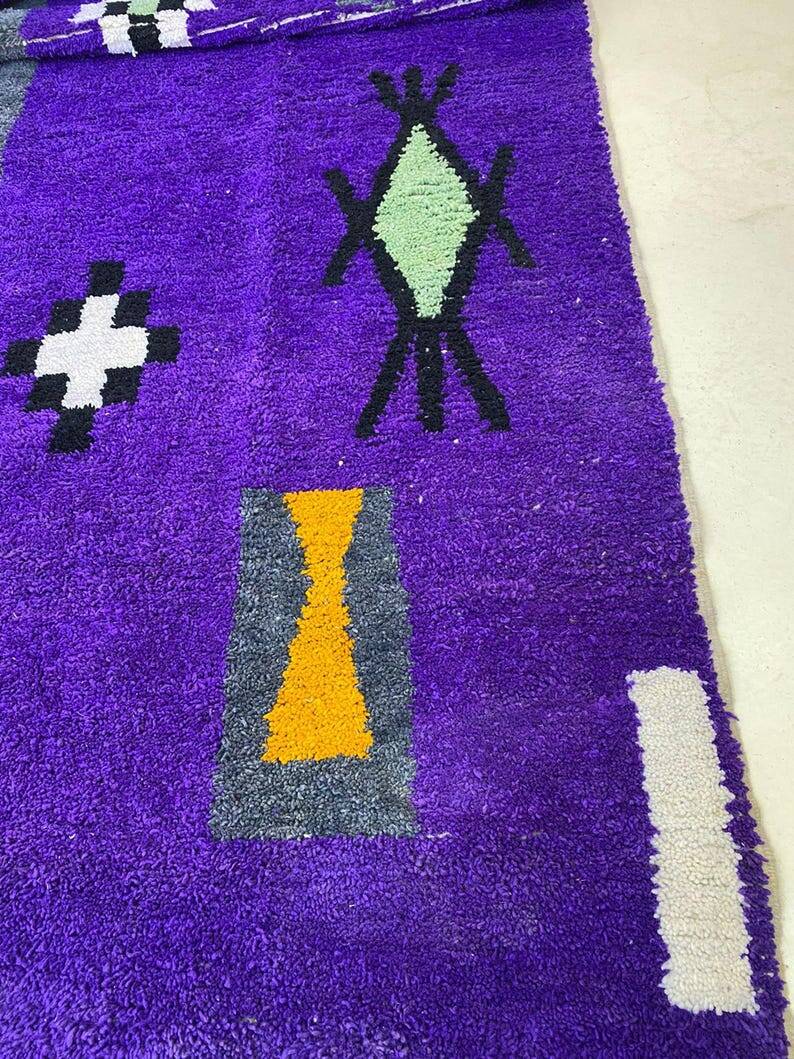 Off-white Moroccan rug with colorful patterns, 250cm x 150cm