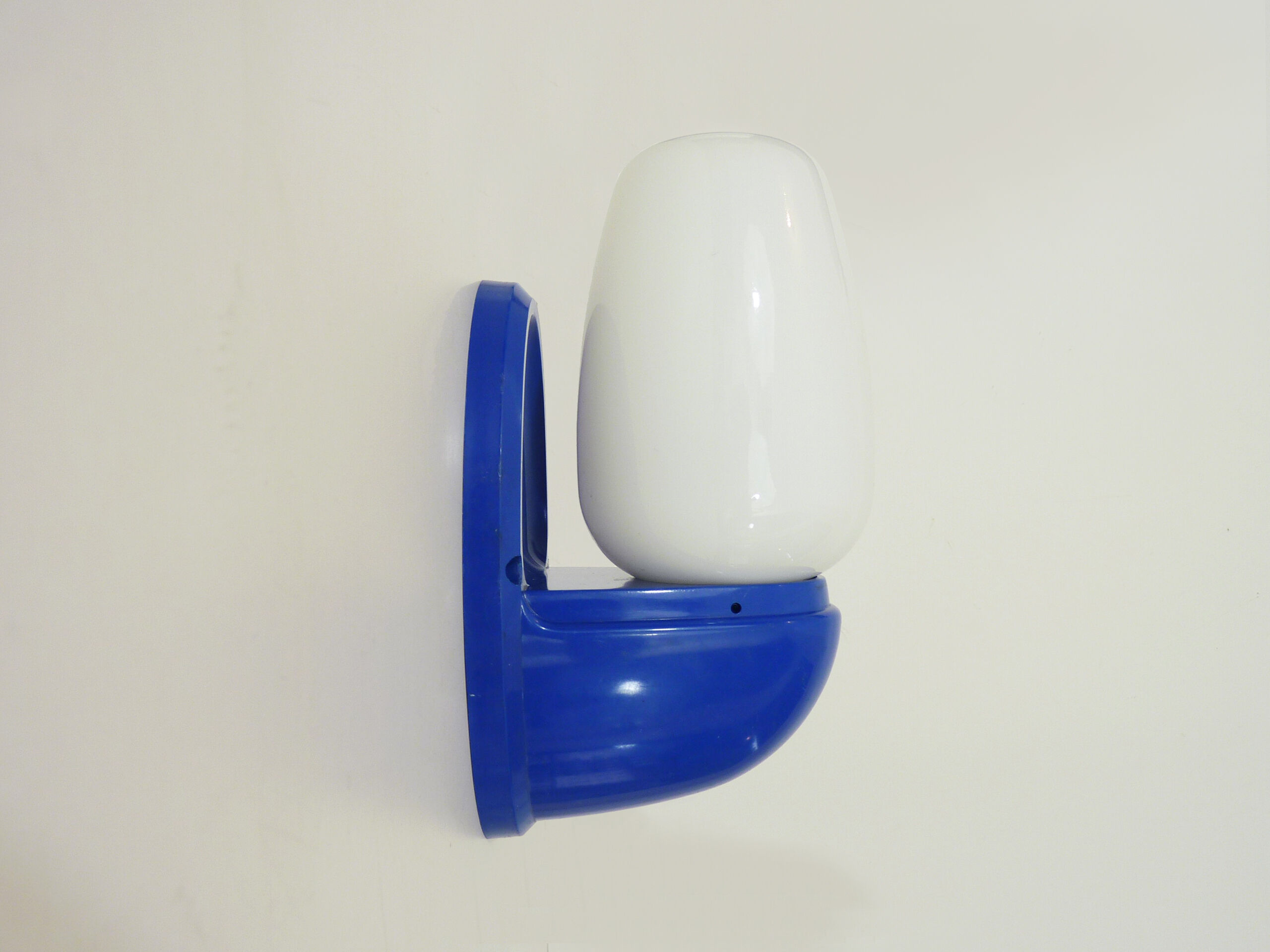 Gilac pop vintage wall light in pvc and opaline globe
