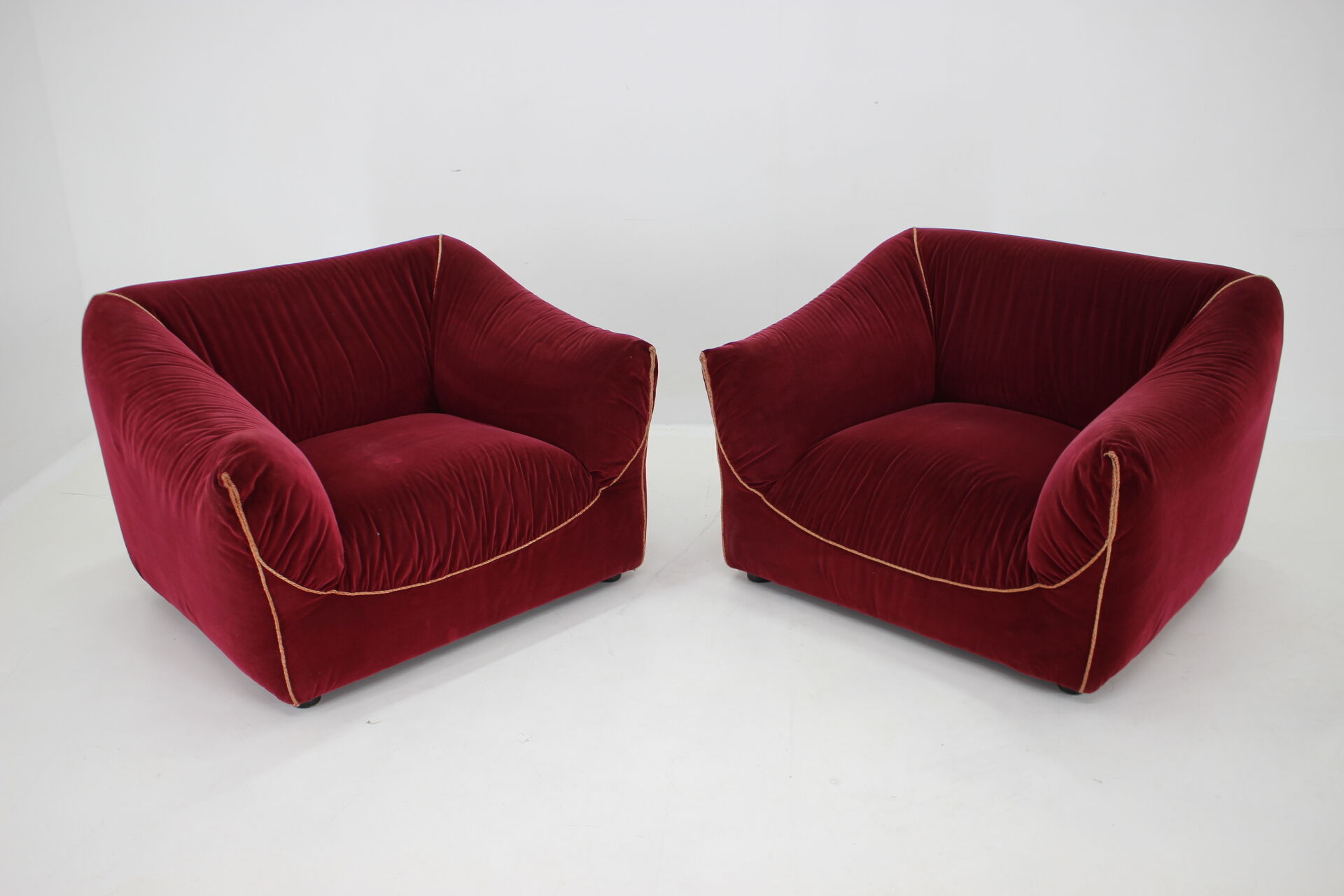 Paire de fauteuils italiens en velours années 1970