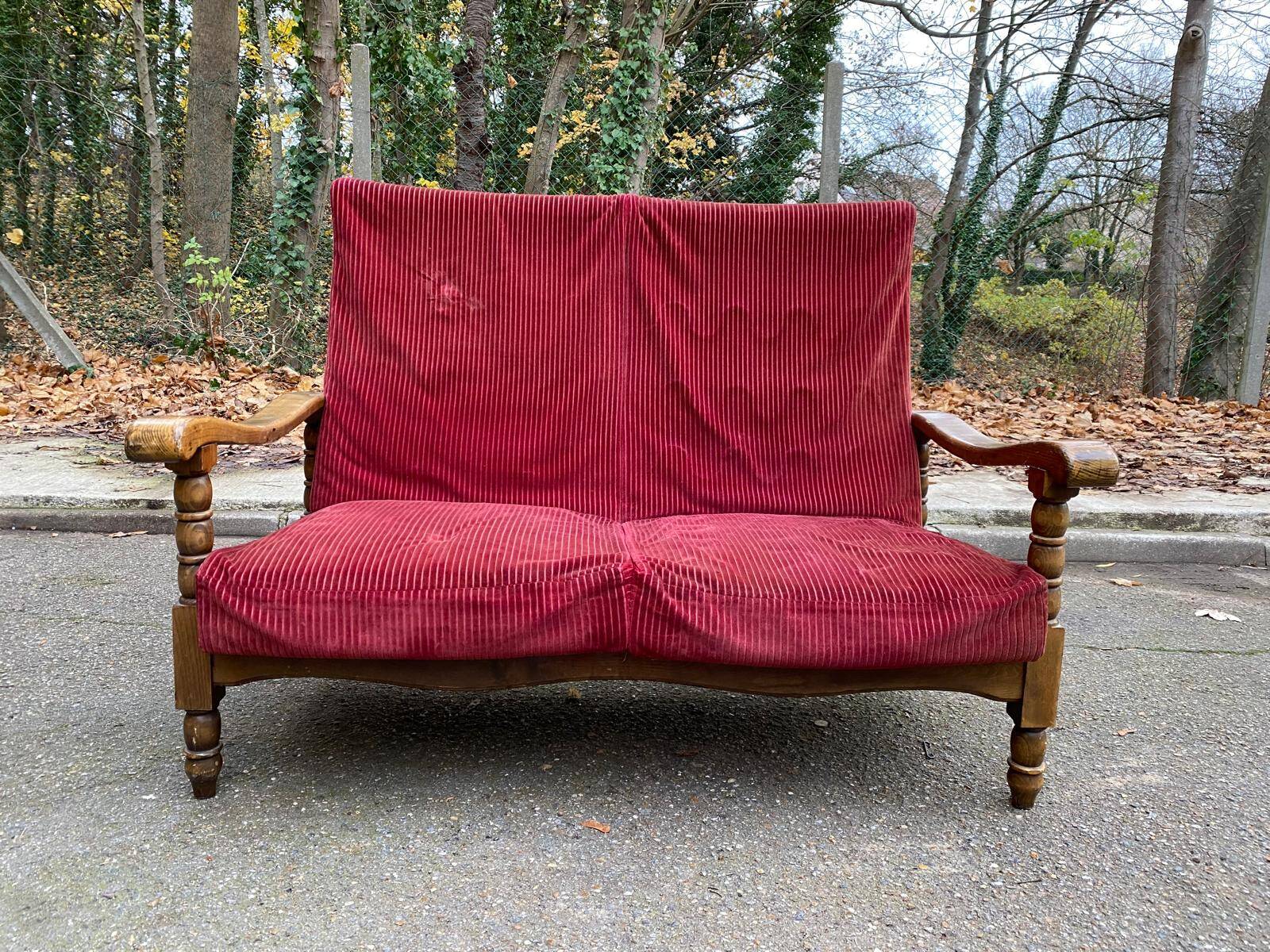 Canapé vintage 2 places en bois massif et velours bordeaux du 20ème