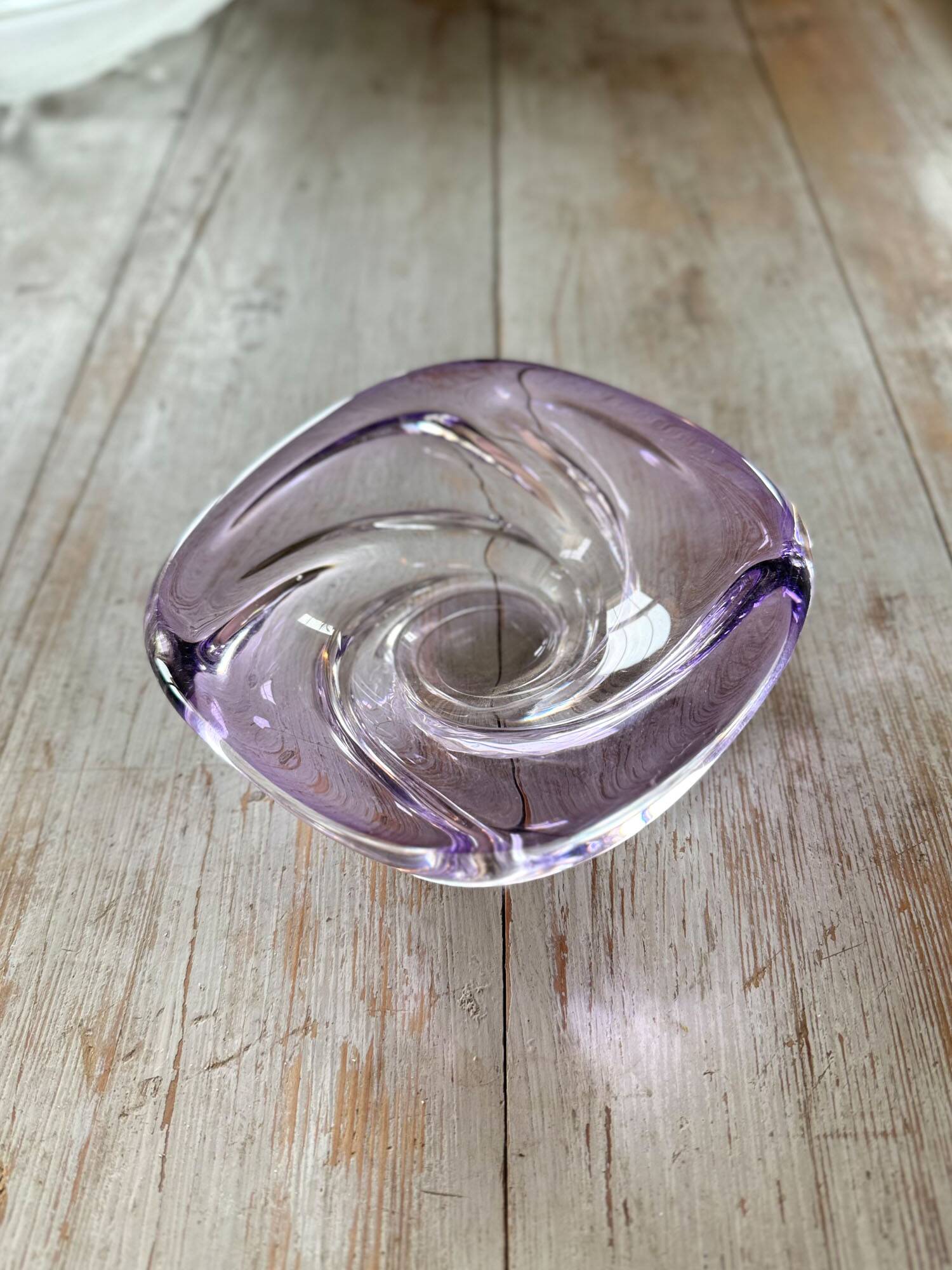 Cendrier en verre violet