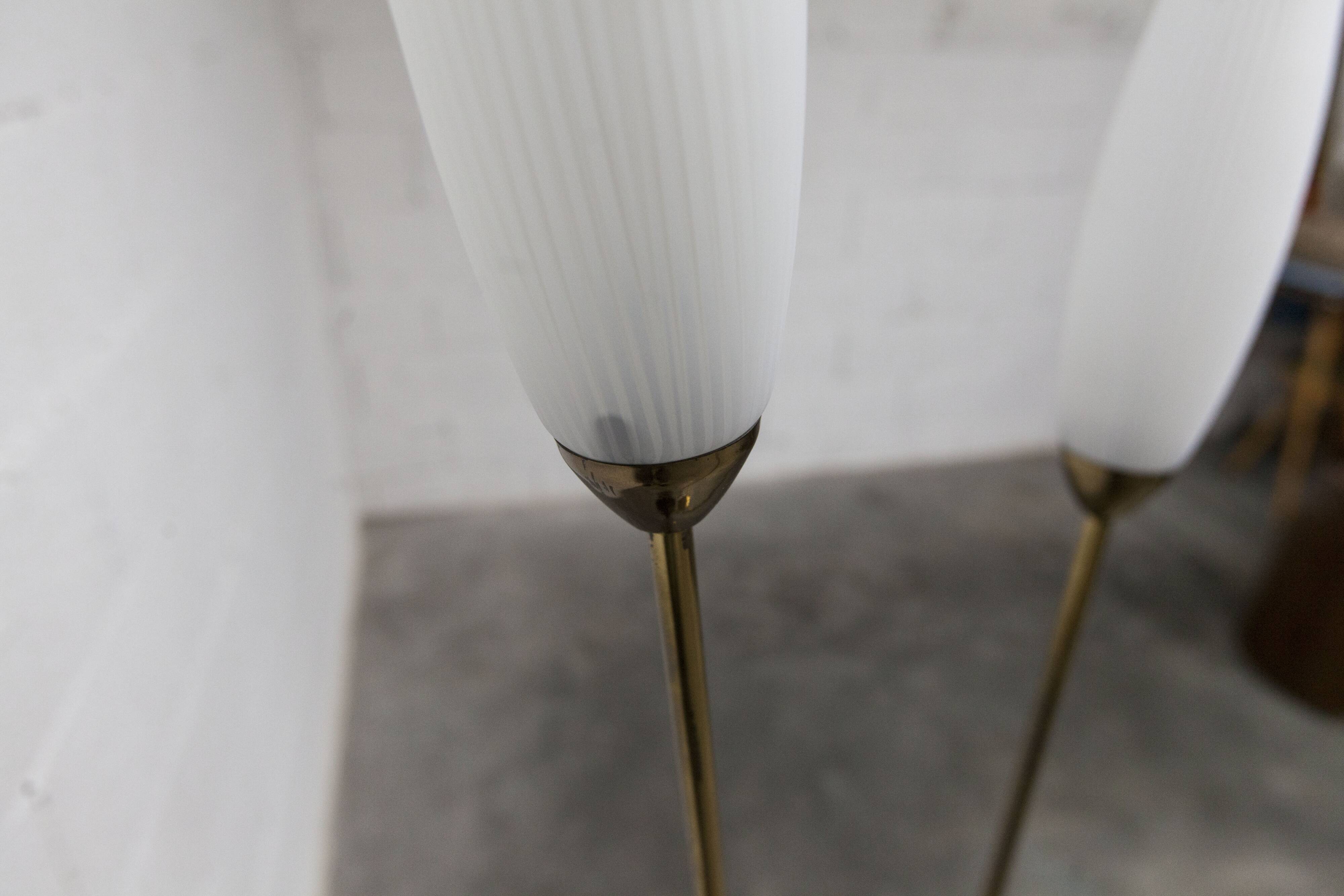 Lampadaire à 3 branches de 1960 laiton doré, fonte et opalines