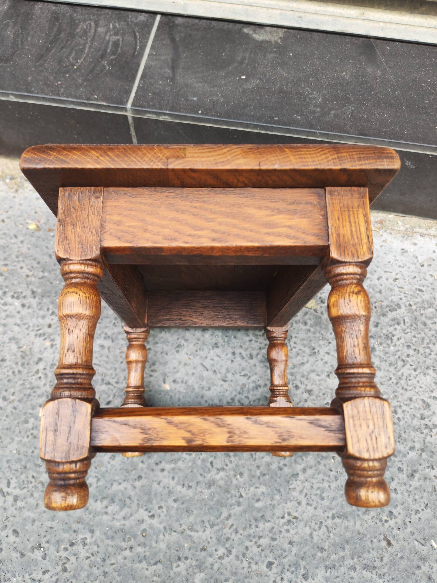 Petit tabouret en bois massif vintage