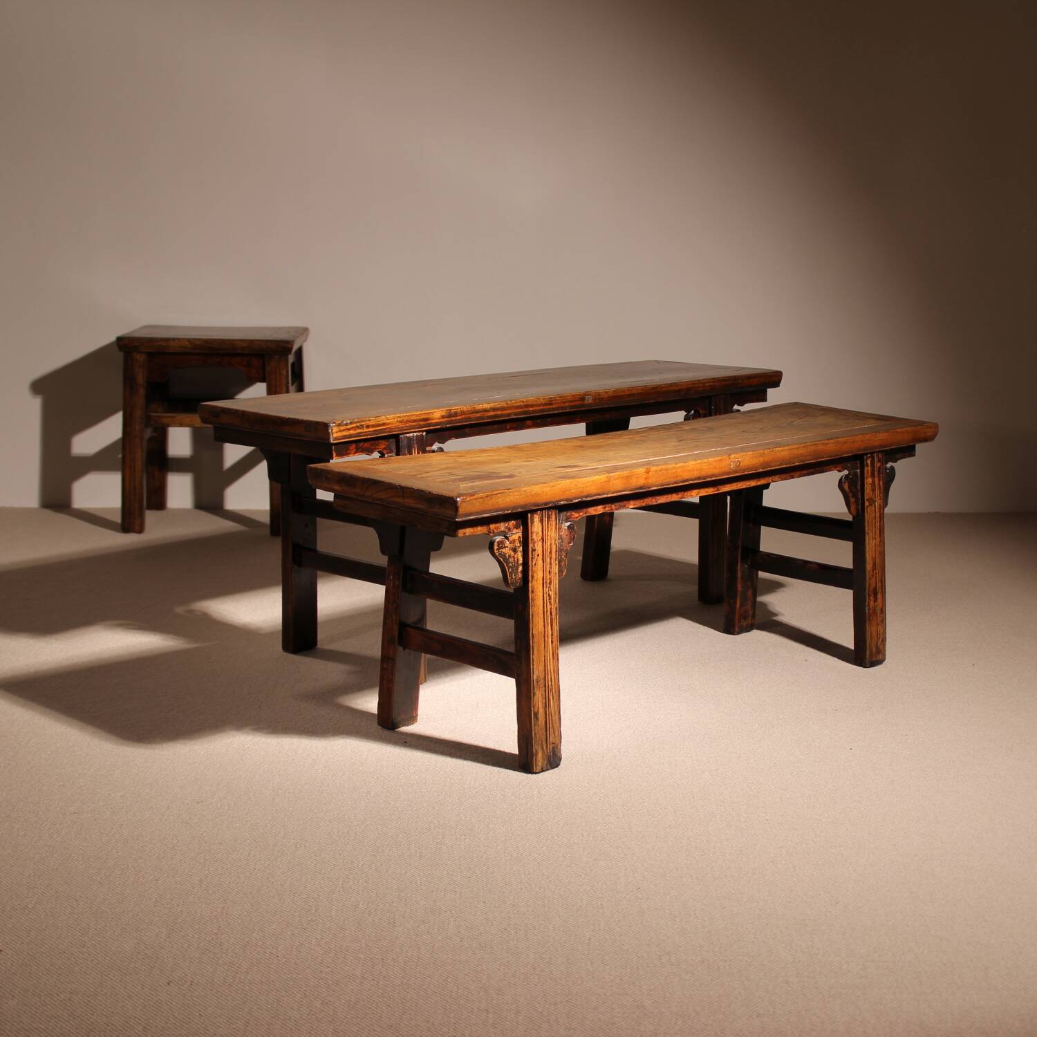 Ensemble de banc, tabouret et table basse 'Wabi Sabi' primitif en chêne massif.