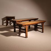 Ensemble de banc, tabouret et table basse 'Wabi Sabi' primitif en chêne massif.