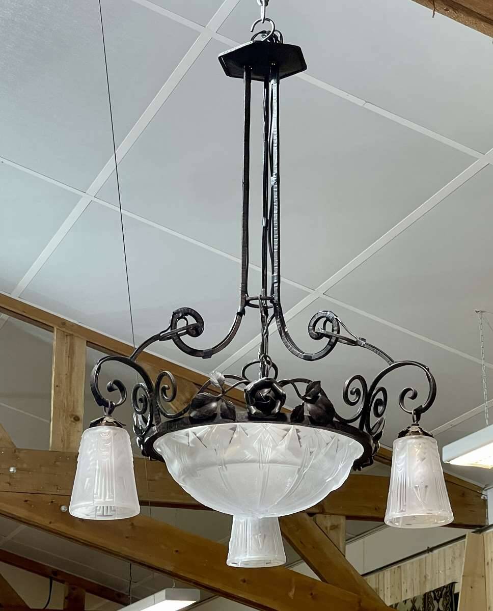 Art Deco chandelier in glass and wrought iron signed Muller Frères Luneville, 3 lights