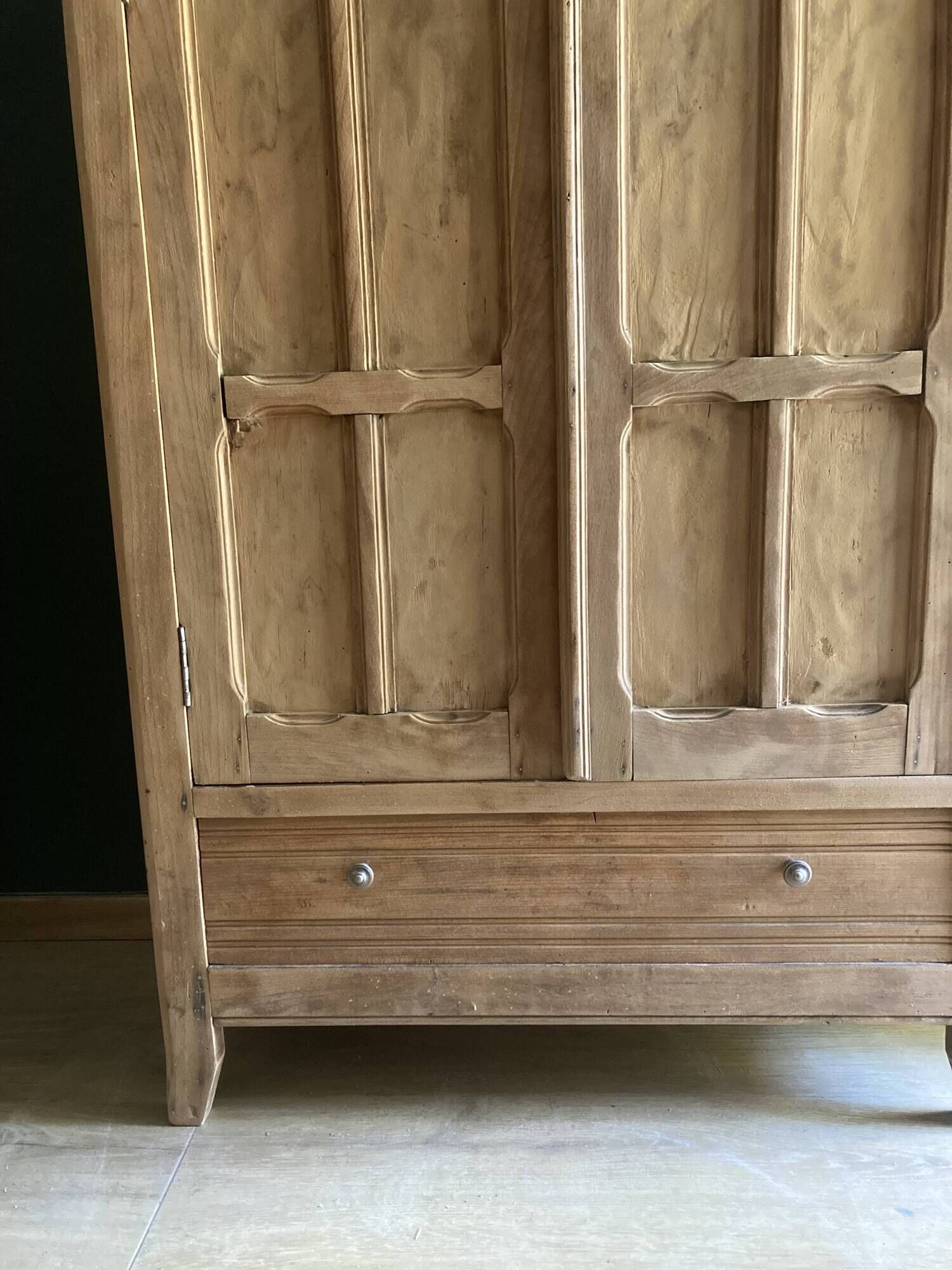 Armoire parisienne