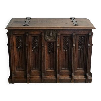 Coffre en chêne sculpté de style néogothique, XIXe siècle