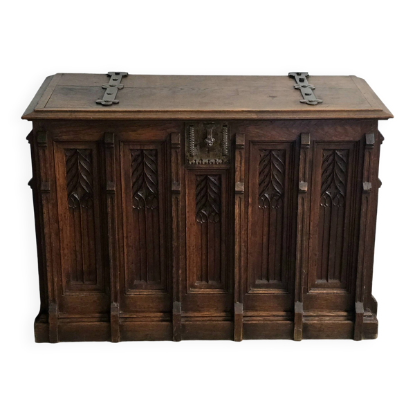 Coffre en chêne sculpté de style néogothique, XIXe siècle