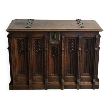 Coffre en chêne sculpté de style néogothique, XIXe siècle