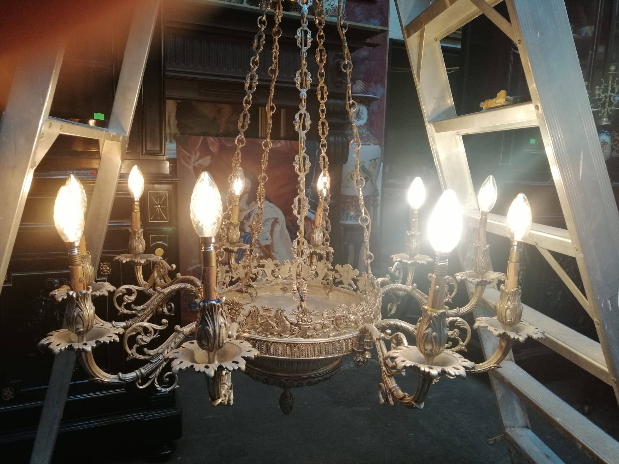 Grand lustre ancien rare en bronze massif argenté de style Empire 12 points lumineux.
